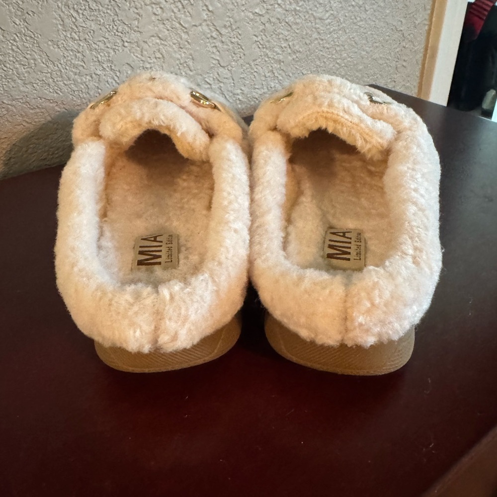 NWOT MIA Cream Fuzzy Slippers with Tan Soles - Picture 3 of 6